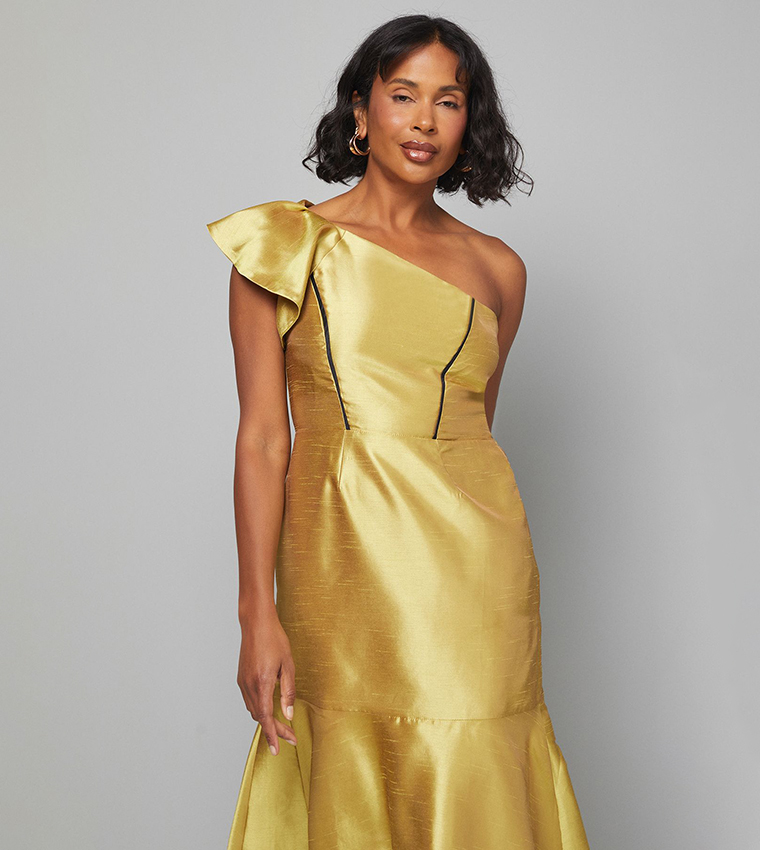 فستان بكتف واحد بطبقات مكشكشة