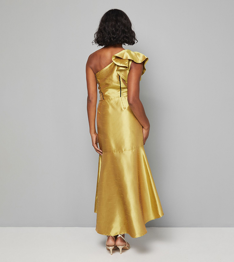 فستان بكتف واحد بطبقات مكشكشة