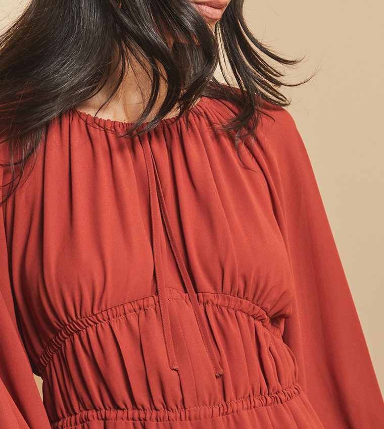 فستان ميدي بربطة أمامية عند الخصر