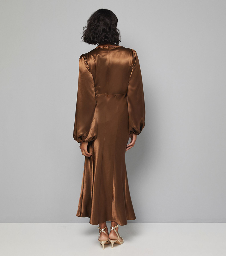 فستان ميدي ساتان بياقة منسدلة 