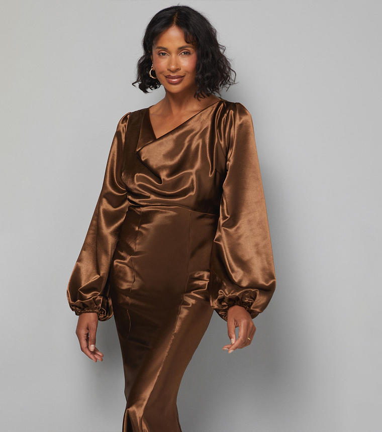 فستان ميدي ساتان بياقة منسدلة 