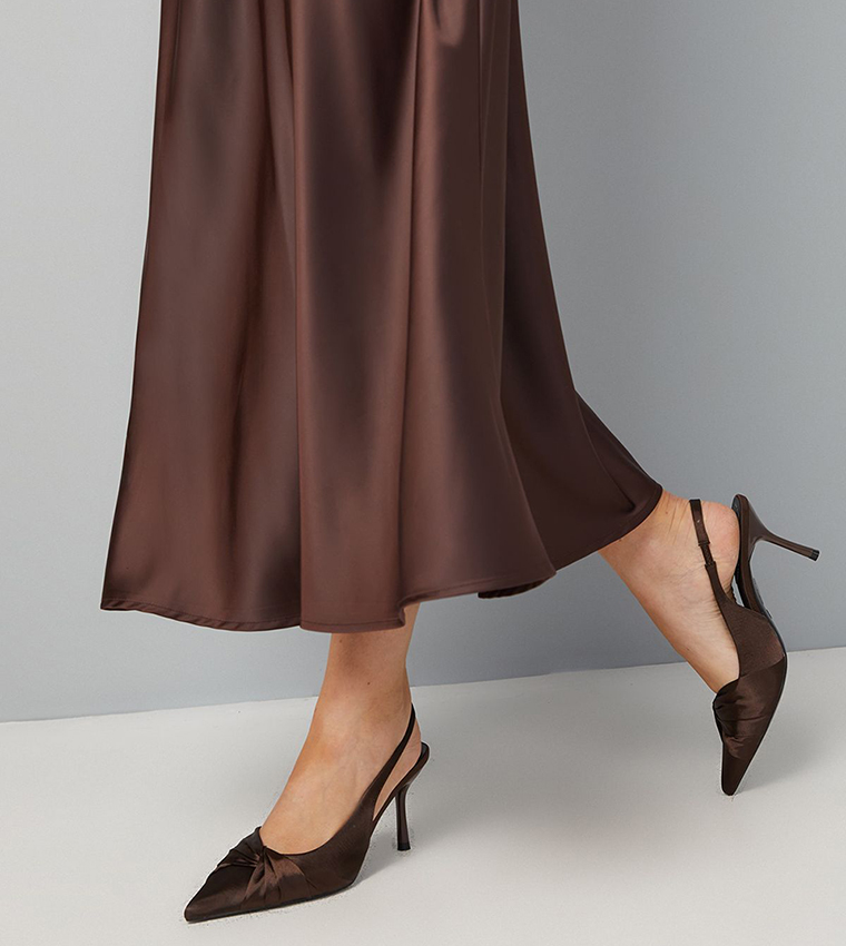 حذاء ساتان بكعب ستيليتو عالي وحزام خلفي 