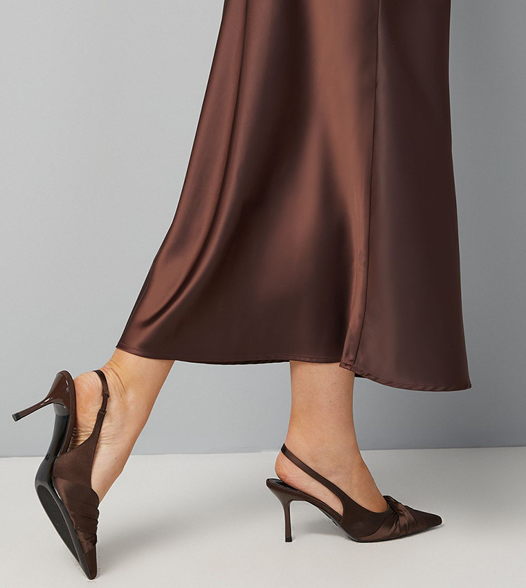 حذاء ساتان بكعب ستيليتو عالي وحزام خلفي 