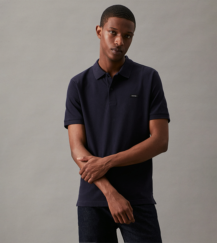 تيشيرت بولو بأكمام قصيرة وقصّة ضيقة