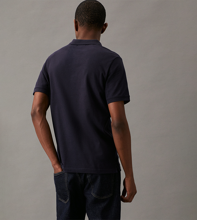 تيشيرت بولو بأكمام قصيرة وقصّة ضيقة