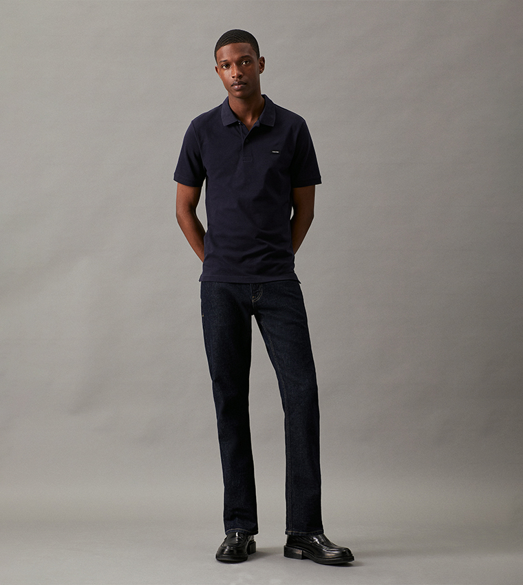 تيشيرت بولو بأكمام قصيرة وقصّة ضيقة