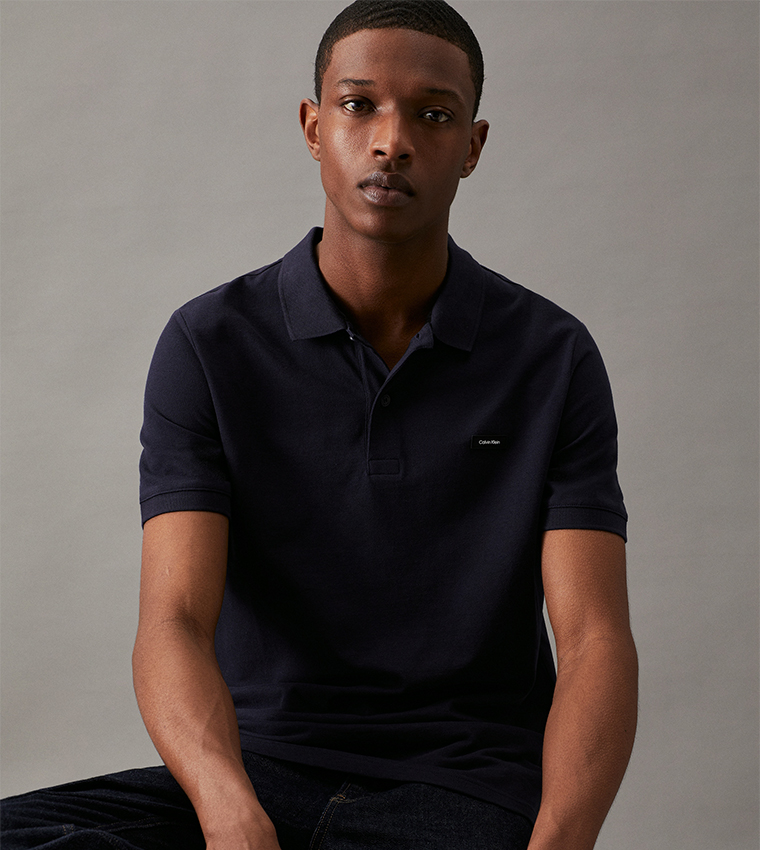 تيشيرت بولو بأكمام قصيرة وقصّة ضيقة