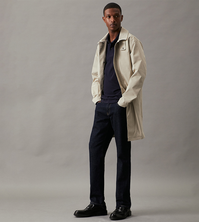 تيشيرت بولو بأكمام قصيرة وقصّة ضيقة