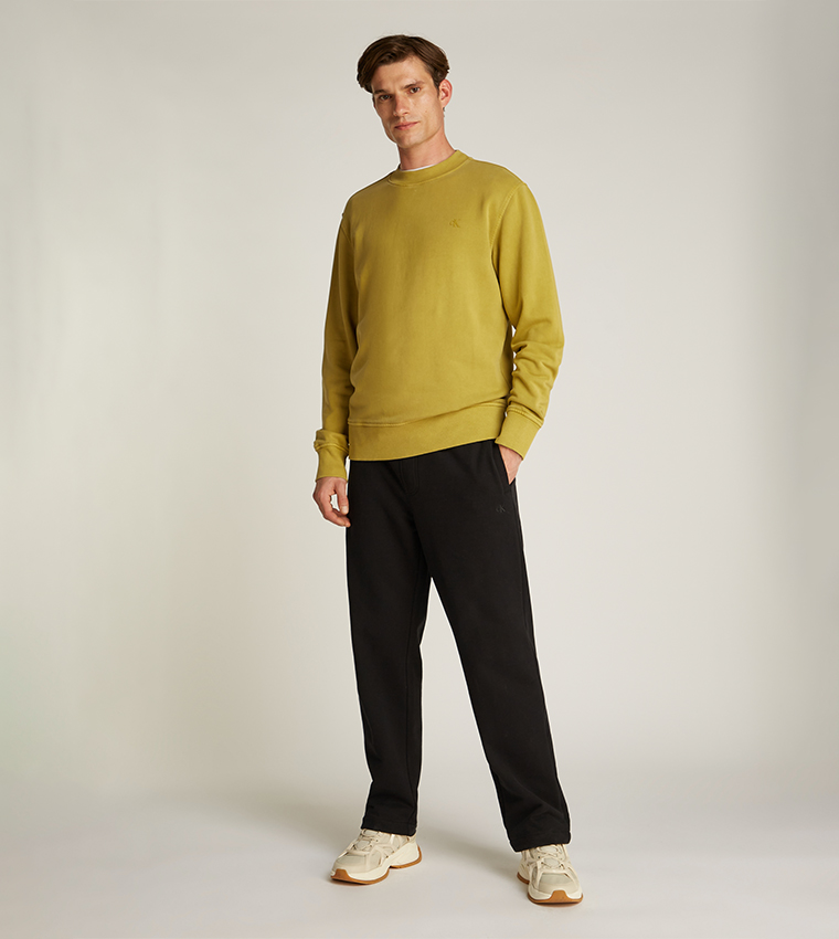 بنطال رياضي برباط على الخصر وتطريز شعار 