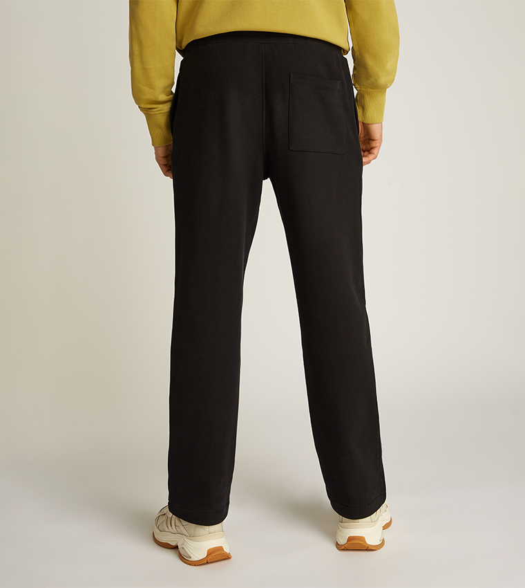 بنطال رياضي برباط على الخصر وتطريز شعار 