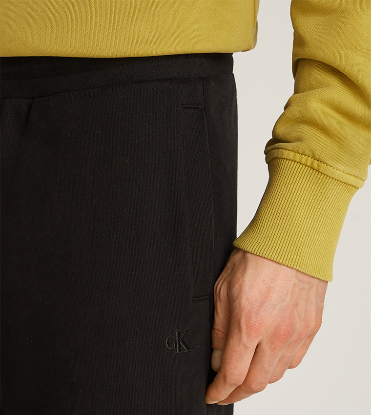 بنطال رياضي برباط على الخصر وتطريز شعار 