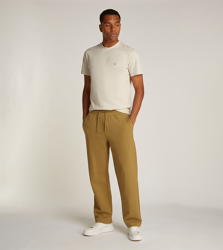 بنطال رياضي برباط على الخصر وتطريز شعار 