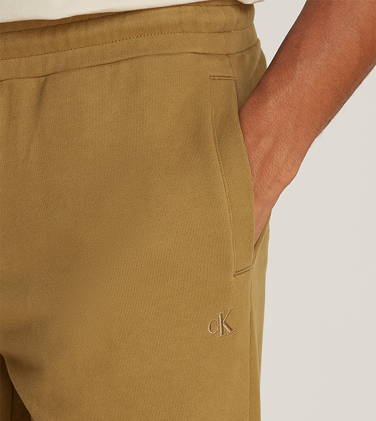 بنطال رياضي برباط على الخصر وتطريز شعار 