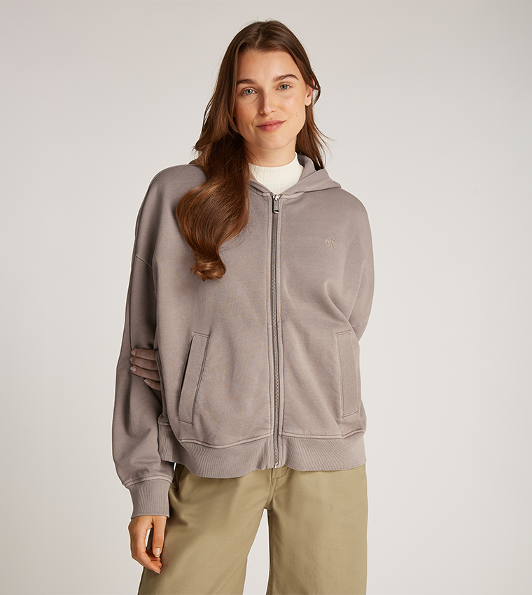 جاكيت بطبعة في الخلف وشعار 