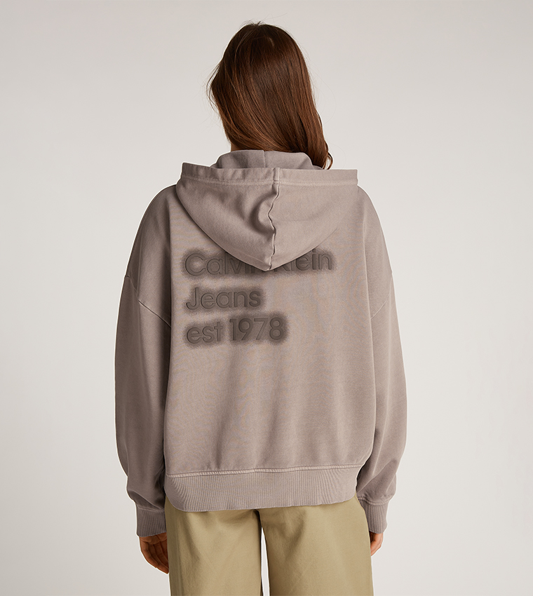 جاكيت بطبعة في الخلف وشعار 