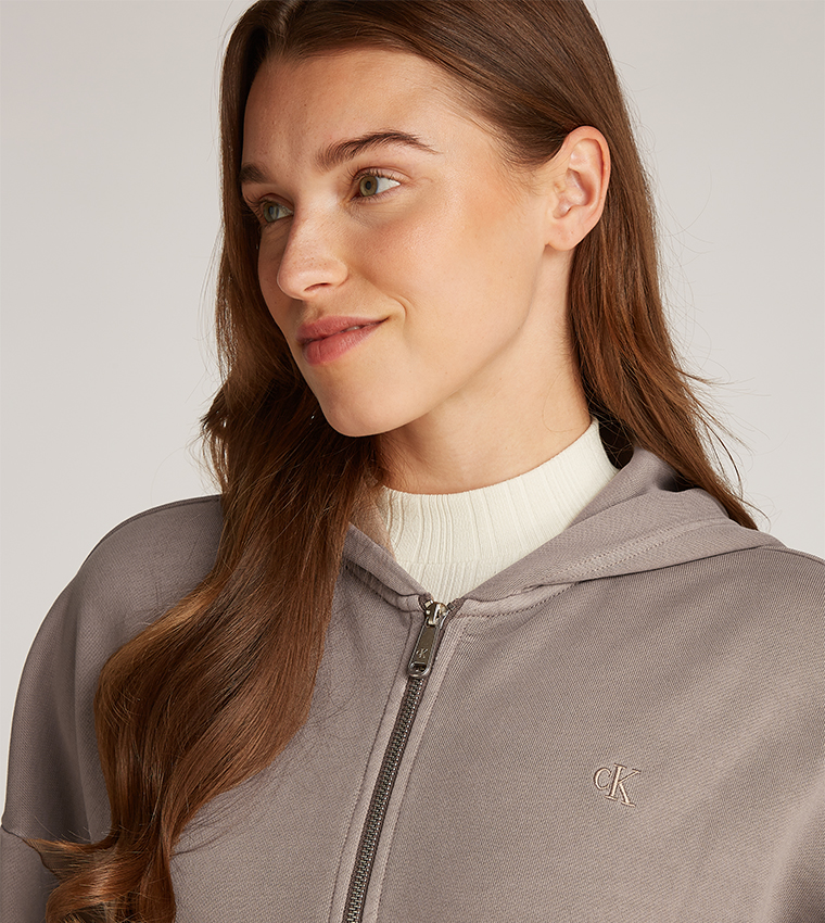 جاكيت بطبعة في الخلف وشعار 