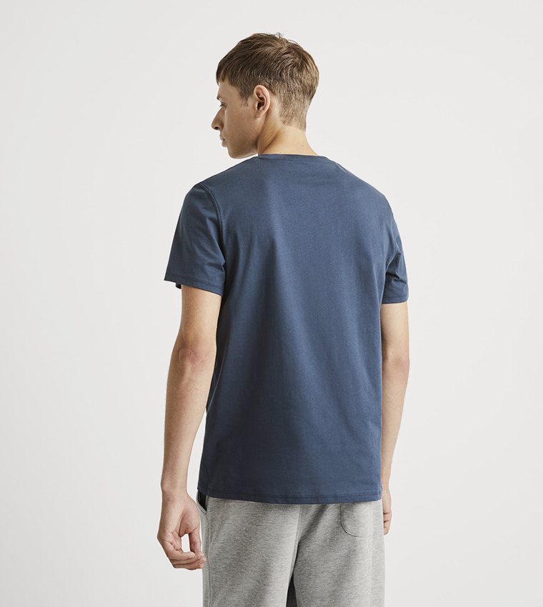 تيشيرت بياقة دائرية وأكمام قصيرة وبطبعة