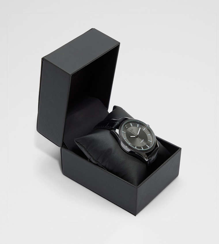 CHALLISTER Round Dial Analog Watch