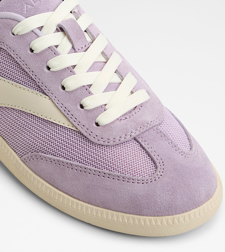 حذاء رياضي بألوان متناسقة