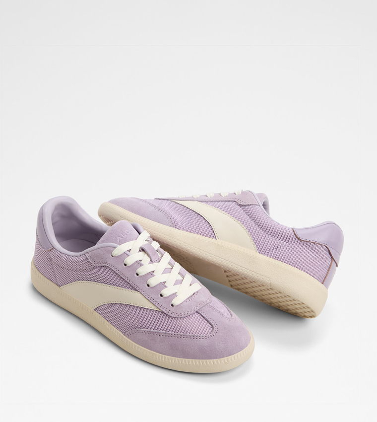 حذاء رياضي بألوان متناسقة