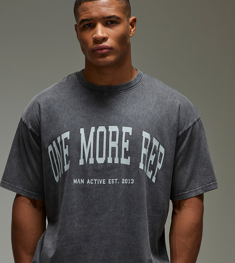 تيشيرت مغسول واسع بطبعة وياقة مستديرة