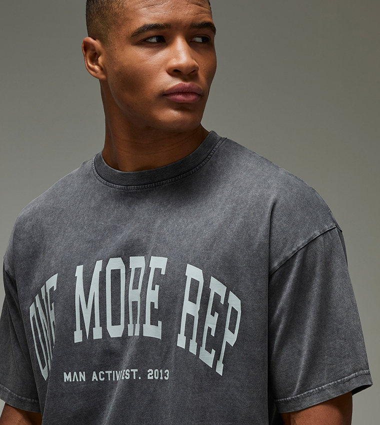 تيشيرت مغسول واسع بطبعة وياقة مستديرة