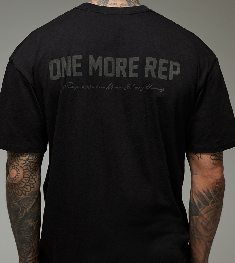 تيشيرت واسع بطبعة للمقاسات الطويلة