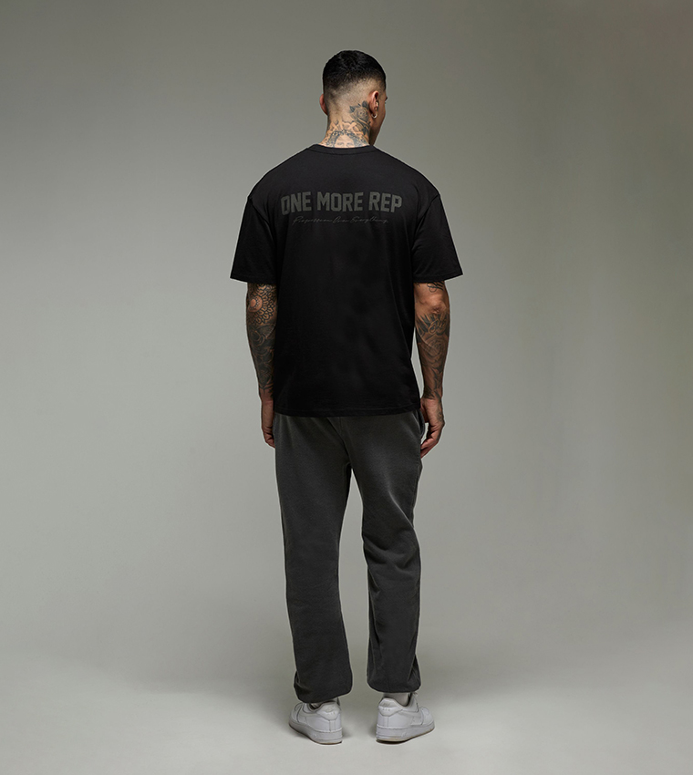 تيشيرت واسع بطبعة للمقاسات الطويلة