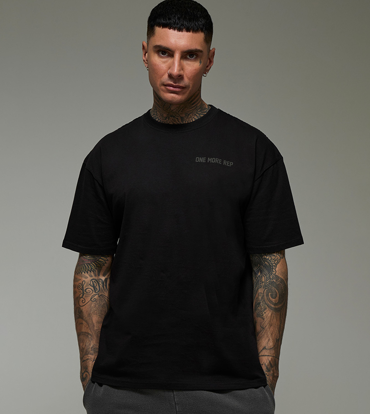 تيشيرت واسع بطبعة للمقاسات الطويلة