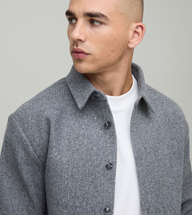 قميص واسع محبوك وممشط بقصة عادية