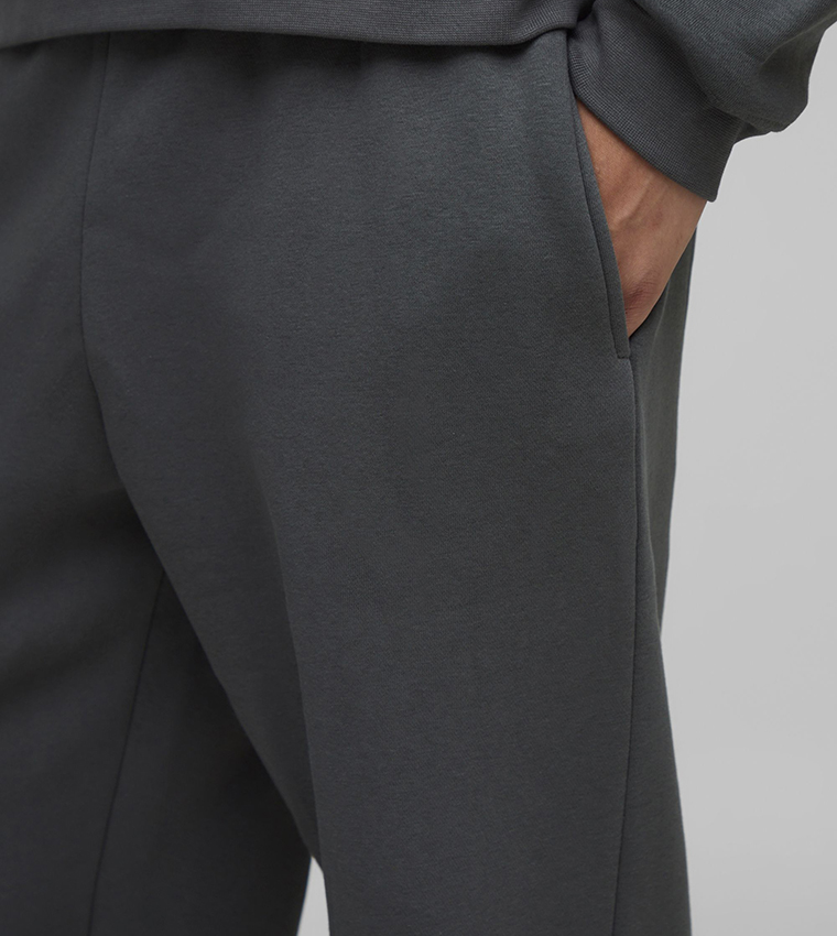 بنطال رياضي بقصة مستقيمة وخصر متوسط 