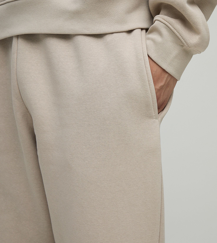 بنطال رياضي بقصة مستقيمة وخصر متوسط 