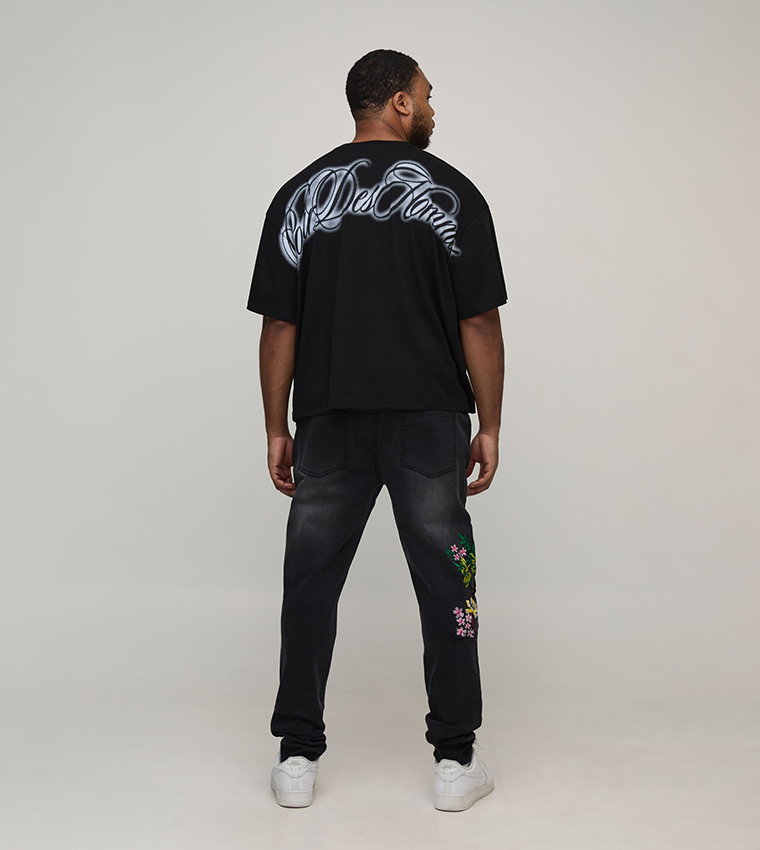 جينز ضيق ممزق ومطرز للمقاسات الطويلة والكبيرة 