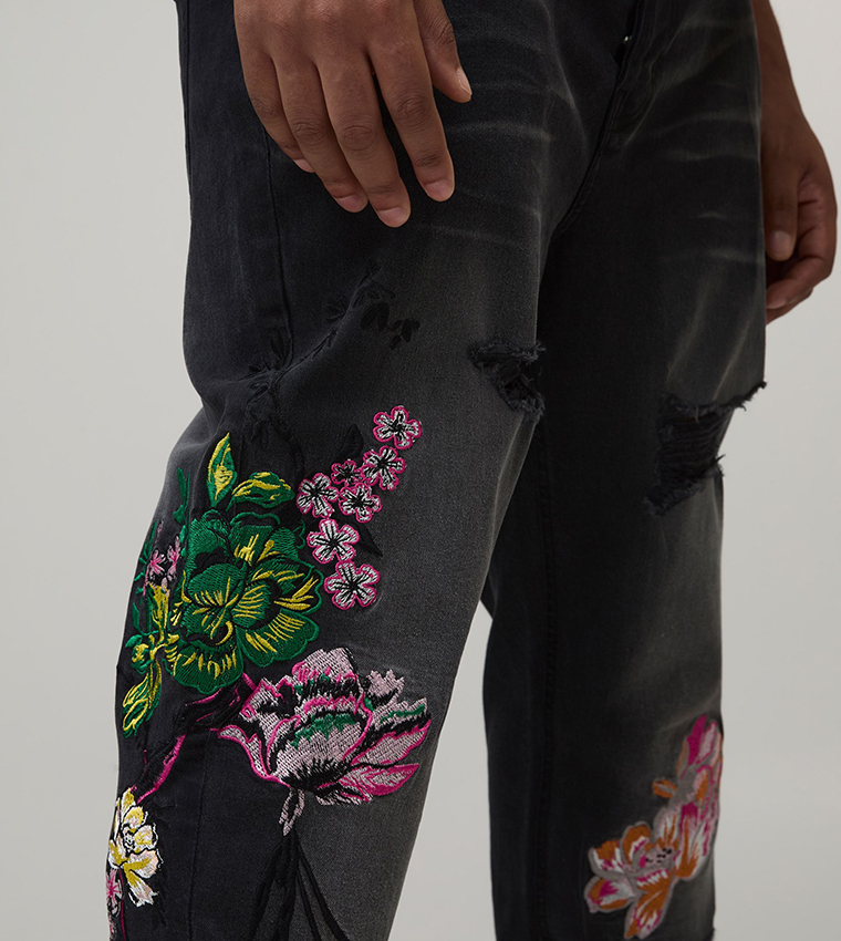 جينز ضيق ممزق ومطرز للمقاسات الطويلة والكبيرة 