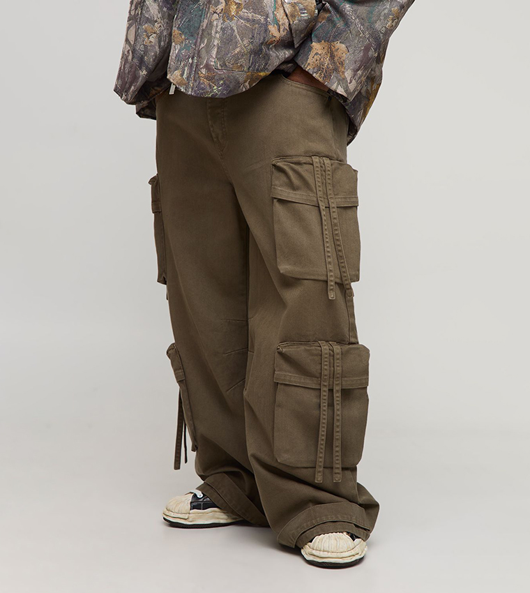 جينز كارغو واسع مصبوغ بجيوب متعددة للمقاسات الكبيرة والطويلة 