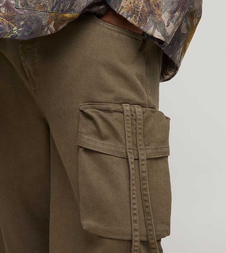 جينز كارغو واسع مصبوغ بجيوب متعددة للمقاسات الكبيرة والطويلة 