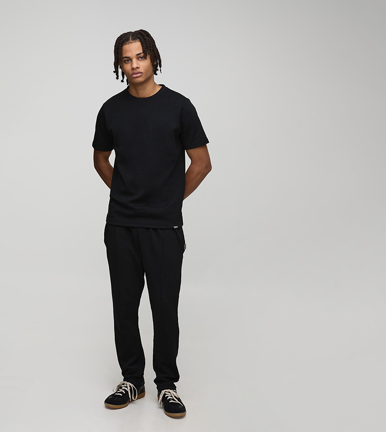 طقم بنطلون جوغر وتيشيرت بقصة ضيقة 