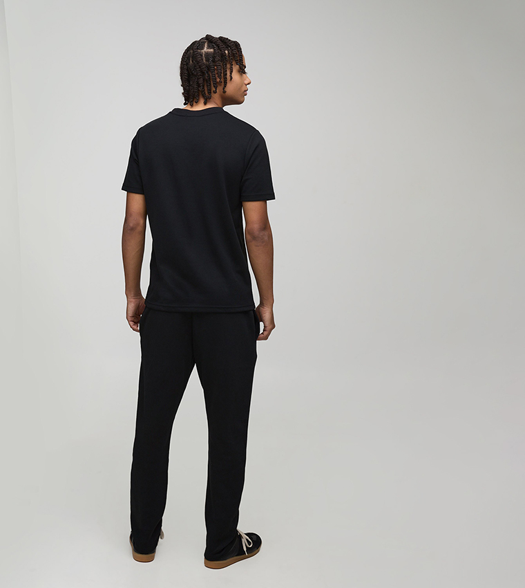 طقم بنطلون جوغر وتيشيرت بقصة ضيقة 