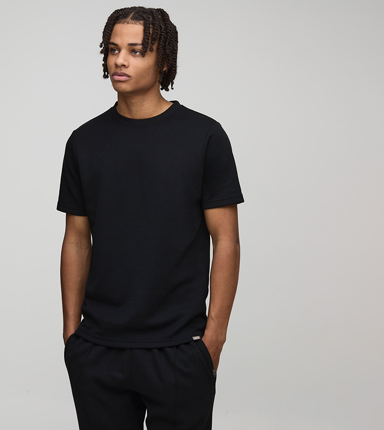 طقم بنطلون جوغر وتيشيرت بقصة ضيقة 