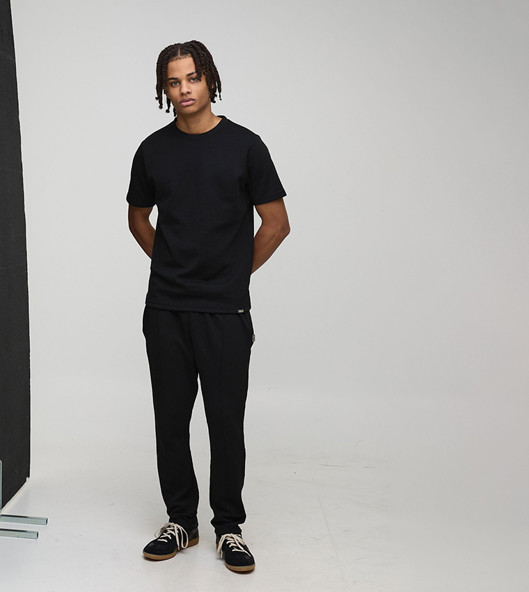 طقم بنطلون جوغر وتيشيرت بقصة ضيقة 