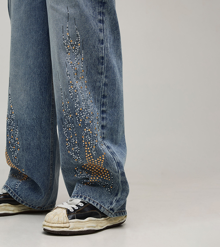 جينز بقصة واسعة 