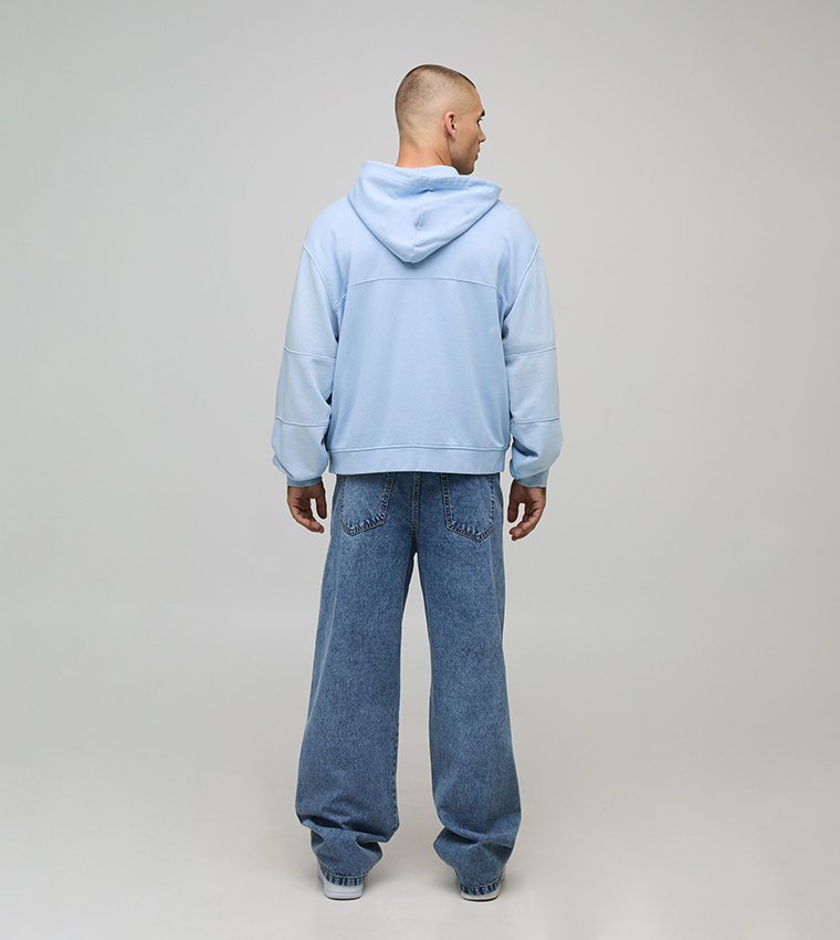 جينز بقصة مريحة 