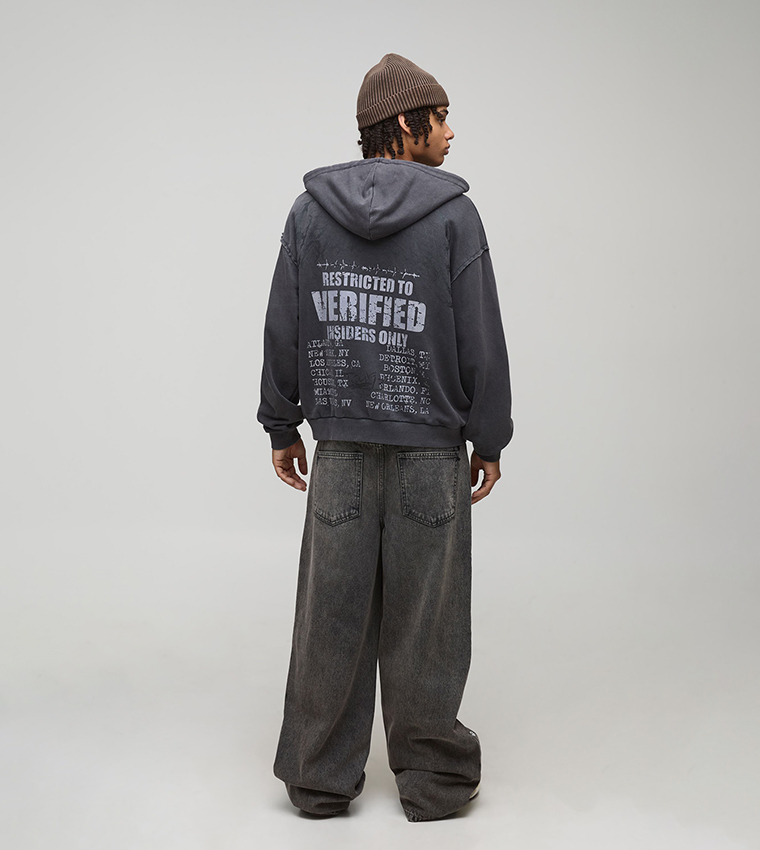 جينز واسع بإكسسوارات معدنية