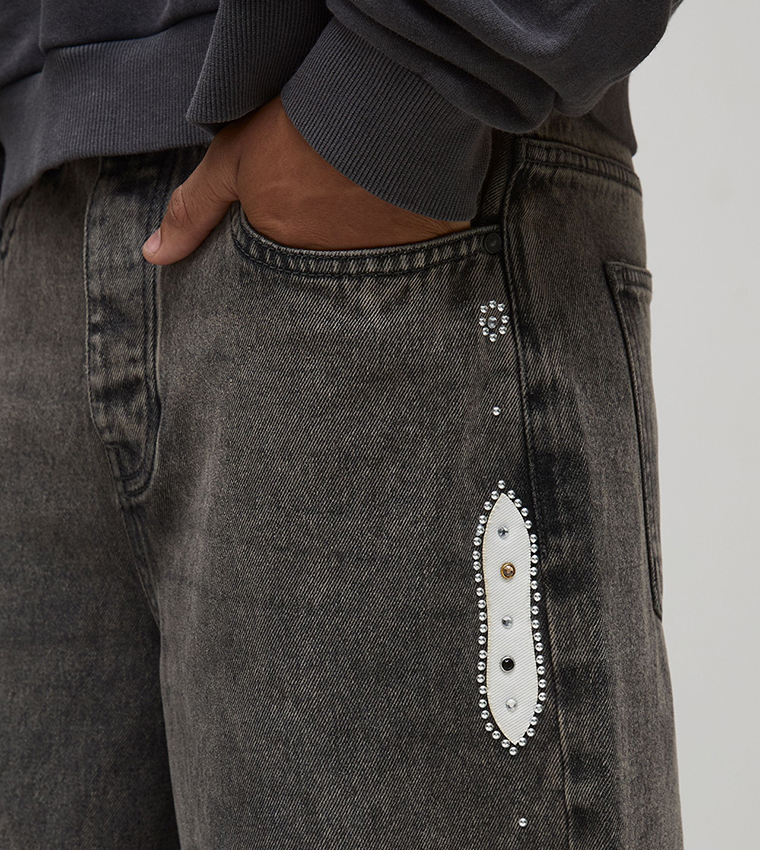 جينز واسع بإكسسوارات معدنية