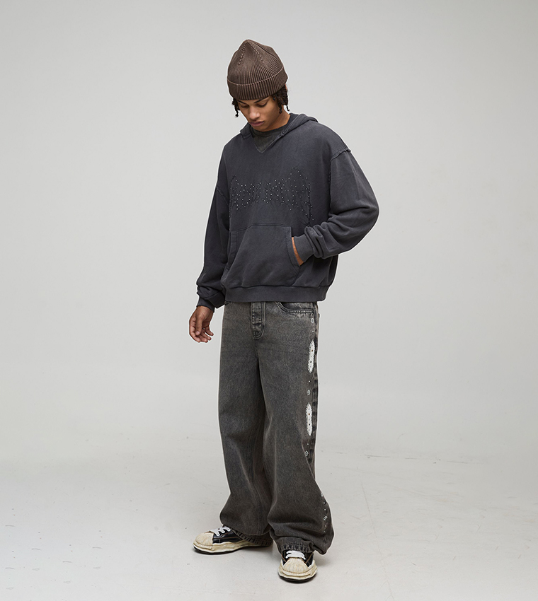 جينز واسع بإكسسوارات معدنية