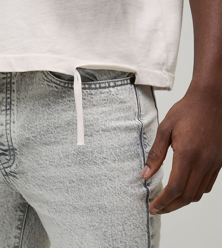 جينز فلير مغسول بقصة ضيقة 