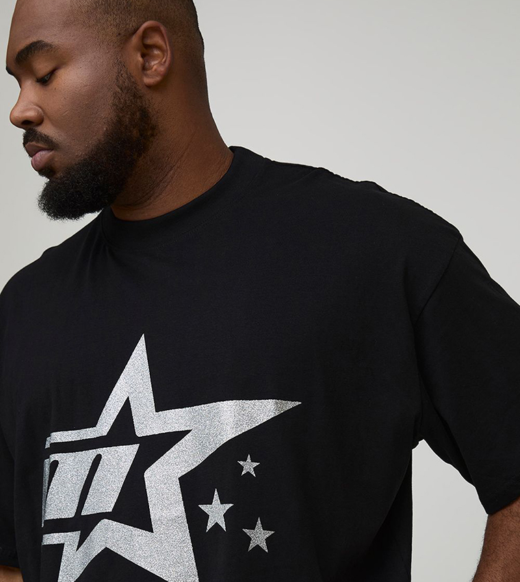 تيشيرت اوفرسايز بطبعة ورقبة مستديرة للمقاسات الواسعة والطويلة