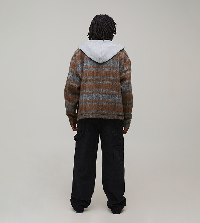 جينز مطرز بقصة مريحة 