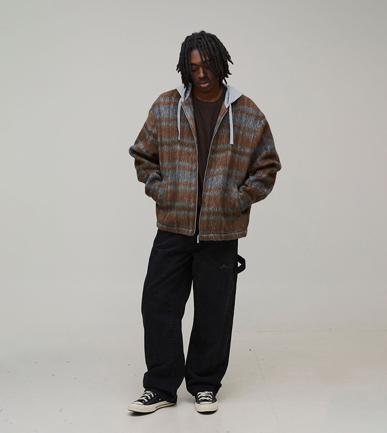 جينز مطرز بقصة مريحة 