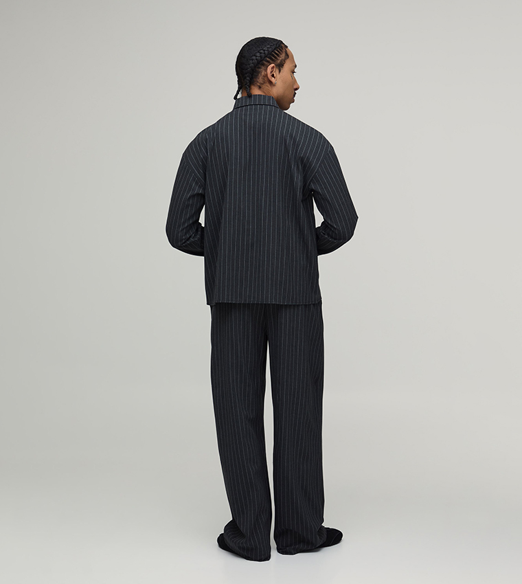 طقم قميص أوفرسايز مخطط وبنطلون بكسرات أمامية